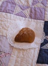 Load image into Gallery viewer, Cereria Introna Sfogliatella Pastry Candle
